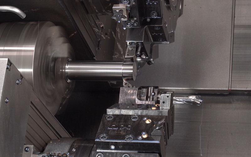 Mecanizado de eje en torno multitorre con contrapunto y gantry