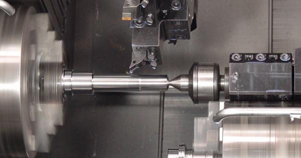 Mecanizado de eje en torno multitorre con contrapunto y gantry