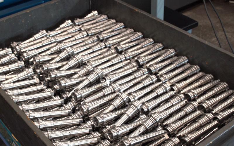 Mecanizado de eje en torno multitorre con contrapunto y gantry