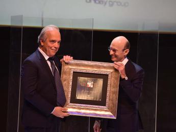 Aitor Zumarraga cede il testimone a Jose Muñoz, presidente di Oribay Group Automotive, che diventa Miglior Imprenditore Basco 2020